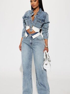 Light Wash Straight Leg Jeans - Women